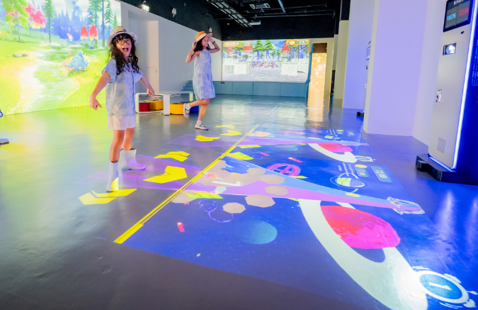 เด็กและครอบครัวสนุกสนานใน FunLAB Digital Hub ที่ Holiday Inn Resort Phuket